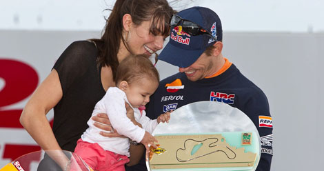 Casey Stoner festeggia la vittoria di Phillip Island con la sua famiglia