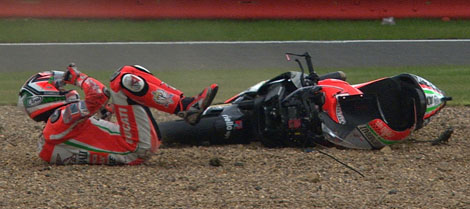 La caduta di Nicky Hayden durante le qualifiche a Silverstone