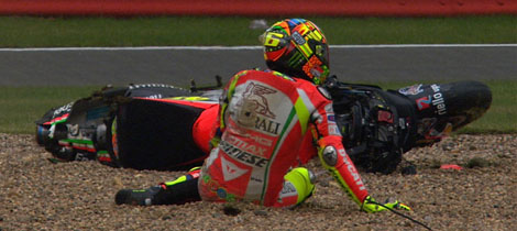 La caduta di Valentino Rossi durante le qualifiche a Silverstone