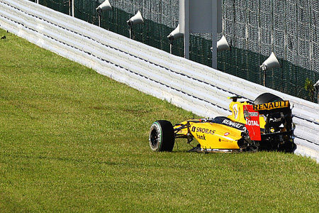 Vitaly Petrov crash Suzuka 2010